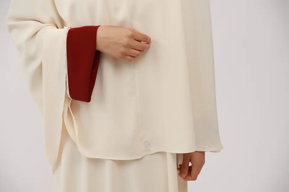 INSIDE OUT SLEEVE ABAYA – CREAM & BURGUNDY